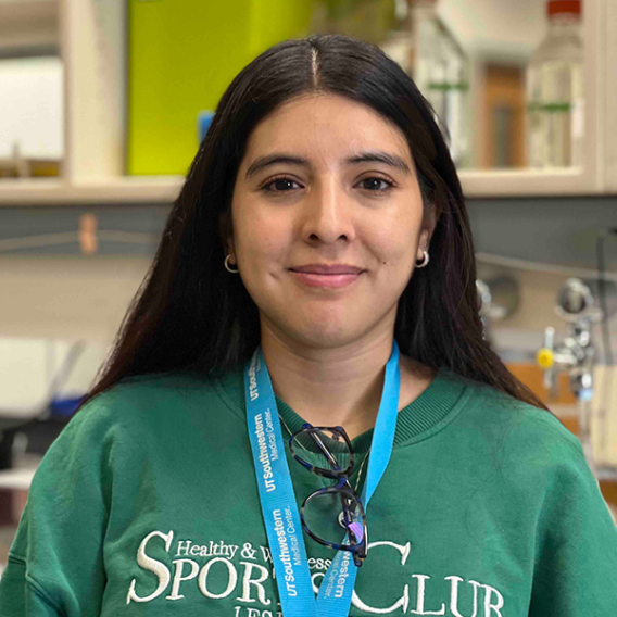 Dan Tong lab member, Carolina Hernandez Fuentes standing in the lab